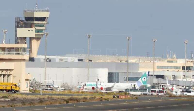 En la imagen, el avión momentos antes de despegar del aeropuerto de Gran Canaria (Foto EFE / Elvira Urquijo A.)